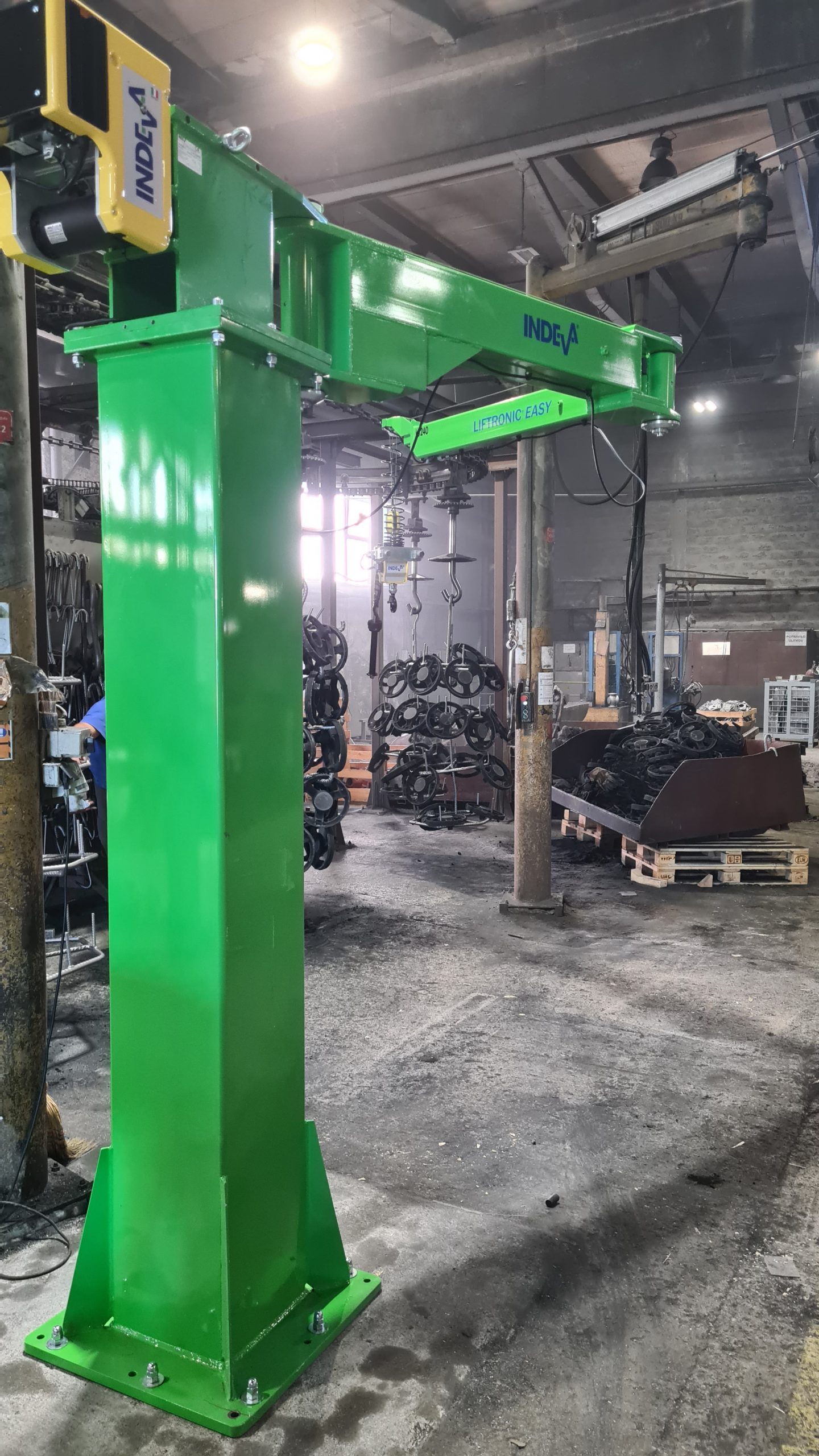 Postavitev manipulatorja ob peskalni stroj - Industrijska oprema